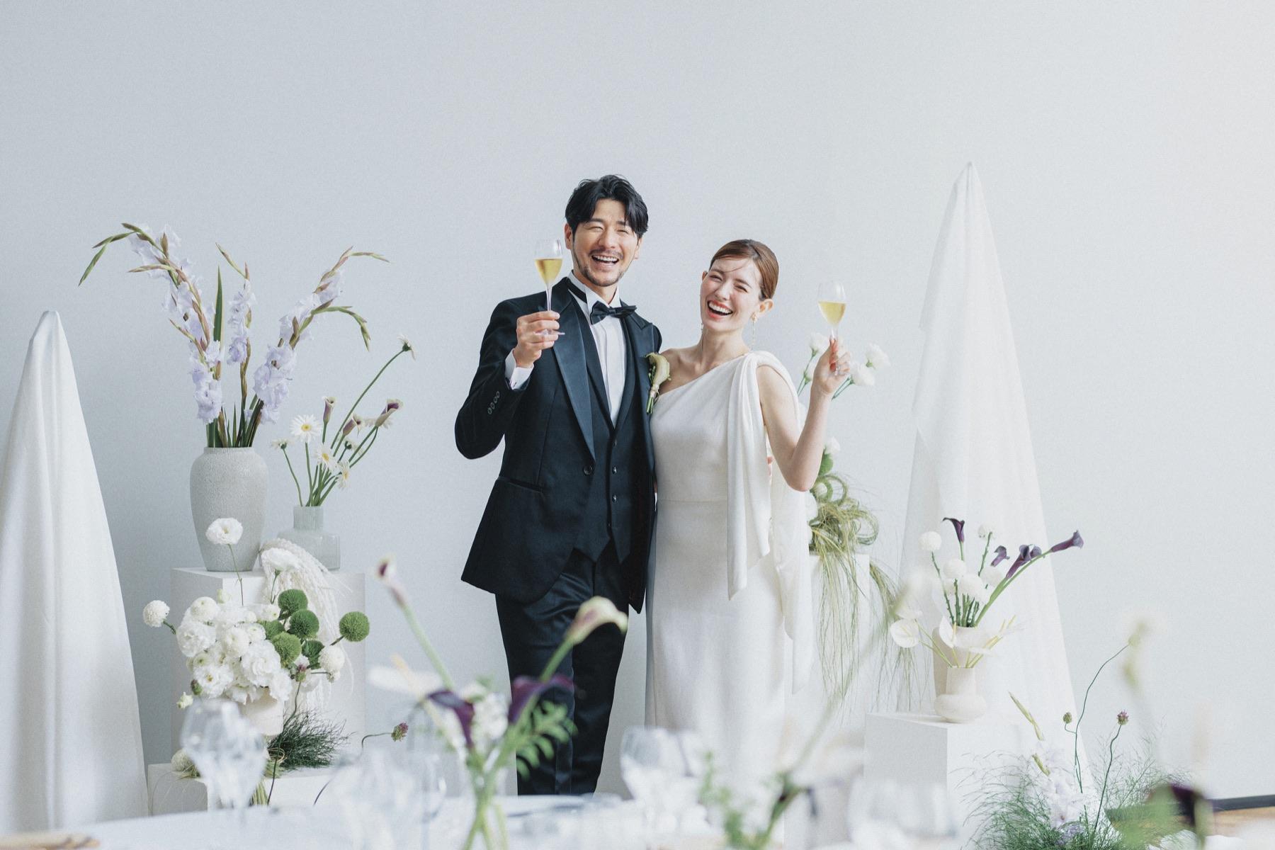 乾杯する新郎新婦